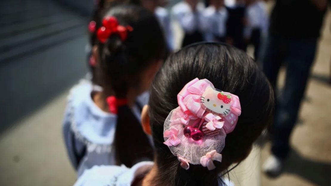 Una niña norcoreana lleva un broche de Hello Kitty en una escuela primaria en la capital del país, Pyongyang, en 2011.