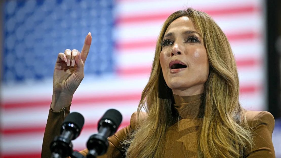 Jennifer Lopez habla durante un mitin de campaña de la candidata presidencial demócrata y vicepresidenta de EE.UU., Kamala Harris, en el anfiteatro Craig Ranch, en Las Vegas, Nevada, el 31 de octubre de 2024. Brendan Smialowski/AFP/Getty Images