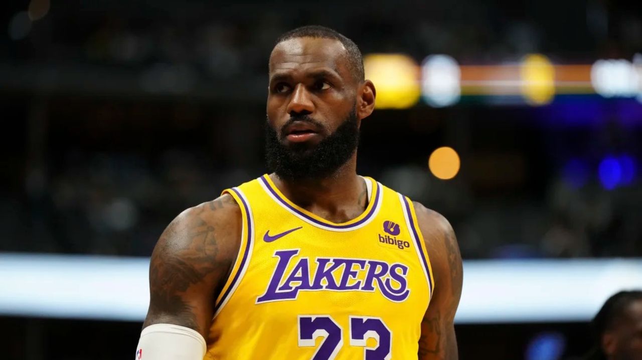 El alero de Los Angeles Lakers, LeBron James (23), en el primer cuarto contra los Denver Nuggets durante el segundo juego de la primera mitad de los playoffs de la NBA 2024 en el Ball Arena. Ron Chenoy/USA Today Sports/Reuters