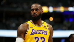 El alero de Los Angeles Lakers, LeBron James (23), en el primer cuarto contra los Denver Nuggets durante el segundo juego de la primera mitad de los playoffs de la NBA 2024 en el Ball Arena. Ron Chenoy/USA Today Sports/Reuters