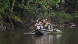 Turistas extranjeros navegan por el río Cuyabeno en la selva amazónica protegida de Ecuador el 29 de marzo de 2024. Daniel Muñoz/AFP/Getty Images