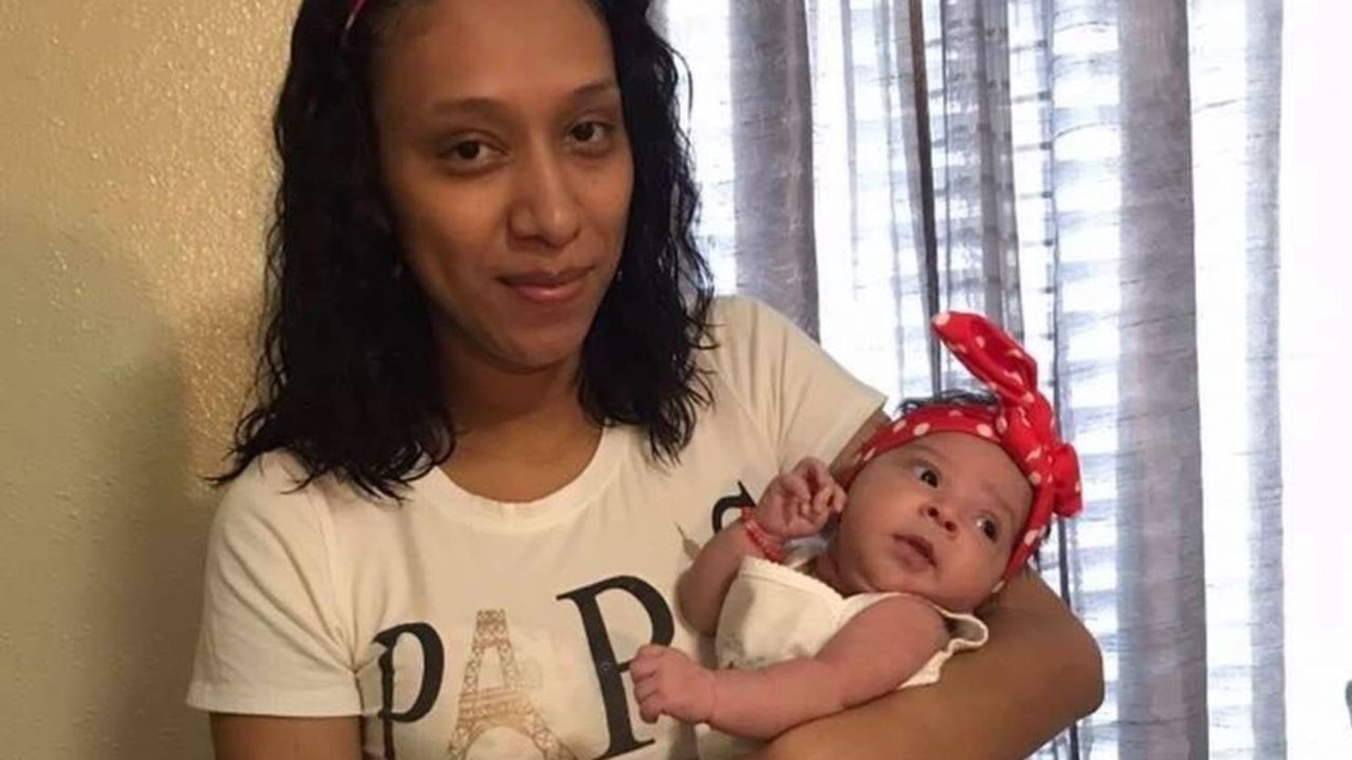Josseli Barnica posa para una foto con su hija días después de nacer. Crédito: Cortesía de la familia Barnica