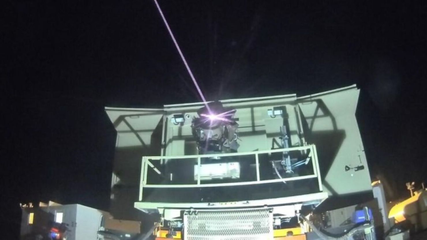 El sistema de defensa láser Iron Beam utiliza un láser de alta potencia para derribar proyectiles entrantes.