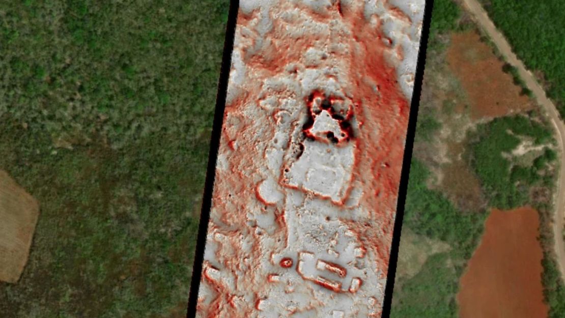 Los datos del estudio LiDAR revelan edificios mayas antiguos (en el recuadro, centro) agrupados en la cima de una colina, mientras que una imagen satelital (extremo izquierdo y derecho) muestra la agricultura moderna y la construcción de carreteras en los valles de abajo.