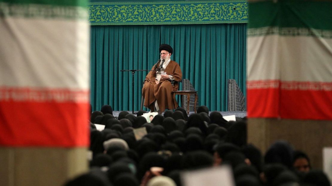 El líder supremo de Irán, el ayatolá Ali Khamenei, habla durante una reunión en Teherán, Irán, el 27 de octubre.