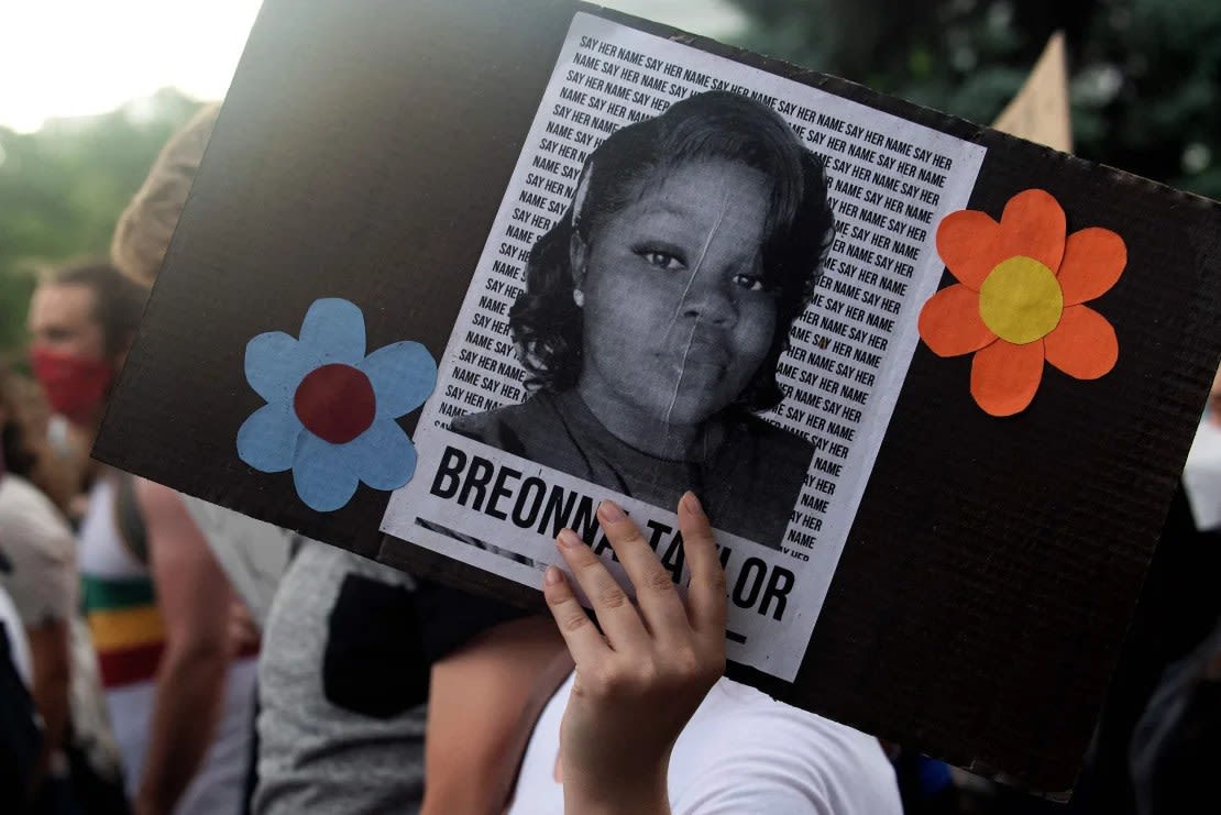 Un manifestante sostiene un cartel con la imagen de Breonna Taylor durante una protesta en Denver, Colorado, el 3 de junio de 2020.