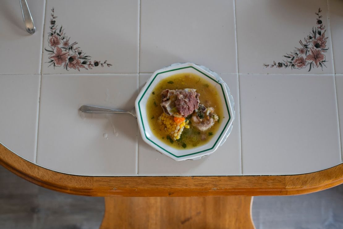 Durante la semana, los miembros de la familia de Diocelina rara vez tienen tiempo para cenar juntos, ya que la mayoría de los adultos están manejando varios trabajos. Los domingos se detienen para sentarse juntos y disfrutar de un guiso venezolano.