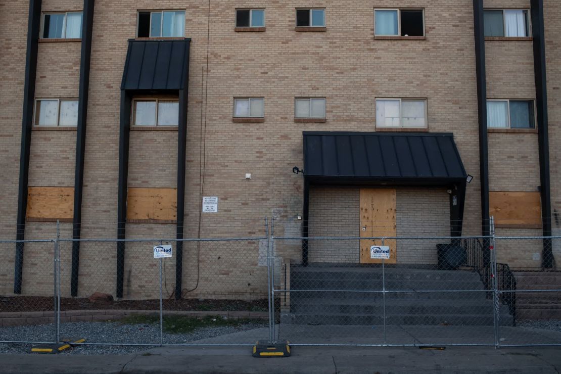 Diocelina y su familia vivieron en este edificio de apartamentos en Aurora, Colorado, después de salir de un refugio para inmigrantes. Dice que se mudaron tan pronto como pudieron debido a la violencia en el área. El edificio fue cerrado posteriormente por las autoridades de la ciudad, citando violaciones al código.