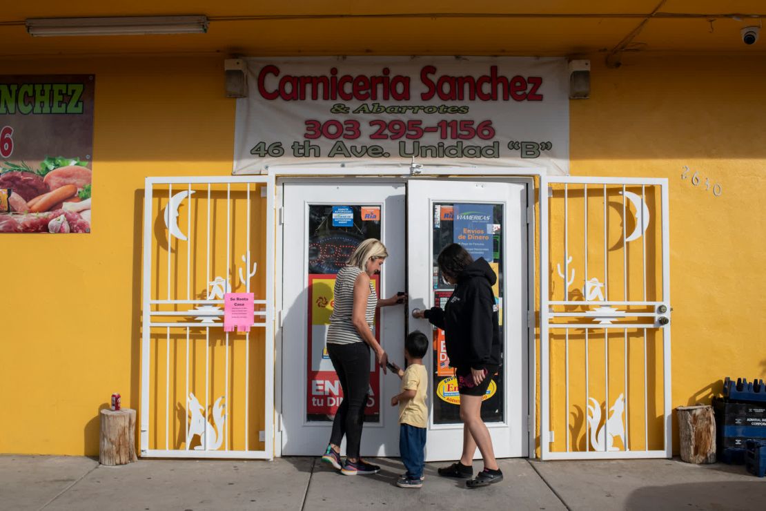 Diocelina, a la izquierda, pasa por una tienda para comprar pan con sus nietos, Fabián y Yuriacny. La primera vez que fue a un supermercado en Estados Unidos, Diocelina dice que se sorprendió por la abundancia. En Venezuela, dice, era común ver estantes vacíos.