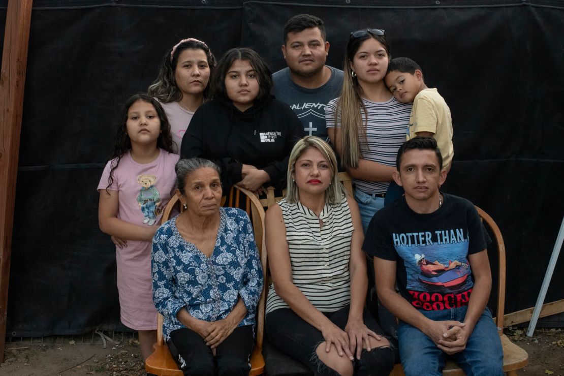 Muchos miembros de la familia de Diocelina ahora viven en el área de Denver. Aquí posan para un retrato en el patio trasero de su casa. De izquierda a derecha, arriba: Railismar Bustillo, 8; Yuri Alarcón, 33; Yuriacny Bustillo, 15; Randy Bustillo, 32; Angie Caldera, 24; Fabián Pineda, 3, y de izquierda a derecha, abajo: Diana Querales, 68; Diocelina Querales, 51; y Francisco Galea, 37. "Gracias a Dios estamos juntos de nuevo", dice Diocelina.