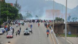 La policía lanza gas lacrimógeno durante una protesta contra la crisis del costo de vida en Nigeria en Abuja el 1 de agosto de 2024.