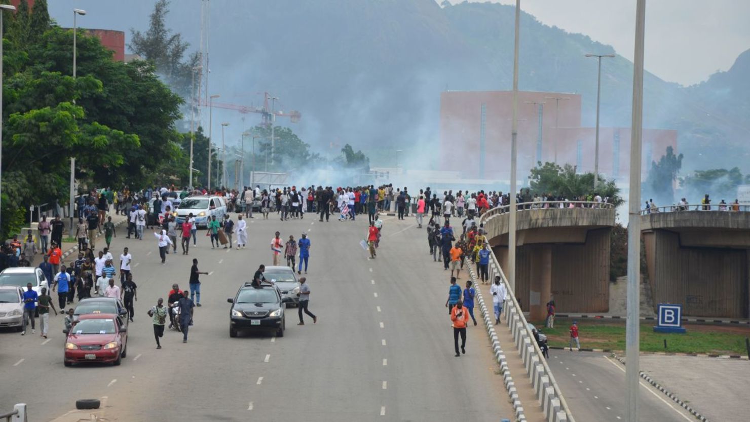La policía lanza gas lacrimógeno durante una protesta contra la crisis del costo de vida en Nigeria en Abuja el 1 de agosto de 2024.