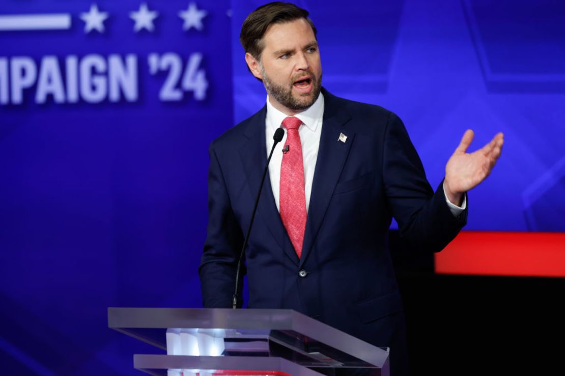 El senador J.D. Vance, candidato republicano a la vicepresidencia, participa en un debate en el CBS Broadcast Center el 1 de octubre de 2024 en la ciudad de Nueva York.