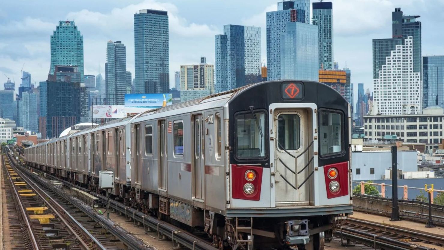El tren 7 circula en Queens, Nueva York, a lo largo de una línea elevada desde Manhattan hasta Flushing.