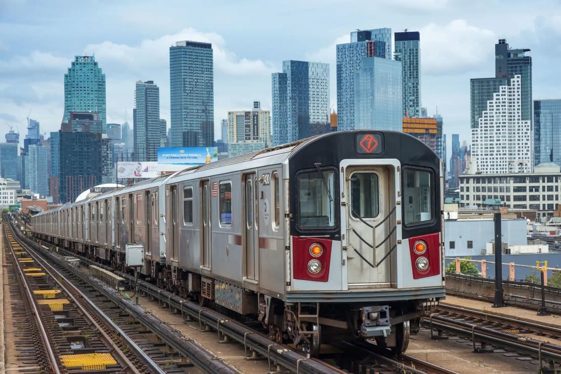 El tren 7 circula en Queens, Nueva York, a lo largo de una línea elevada desde Manhattan hasta Flushing.