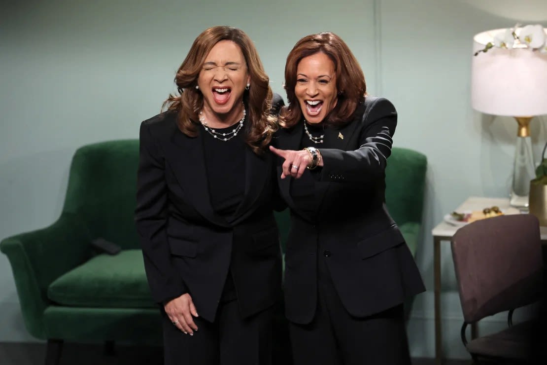 La candidata presidencial demócrata, la vicepresidenta Kamala Harris, aparece con la actriz Maya Rudolph durante la apertura en frío de "Saturday Night Live" el 2 de noviembre de 2024.