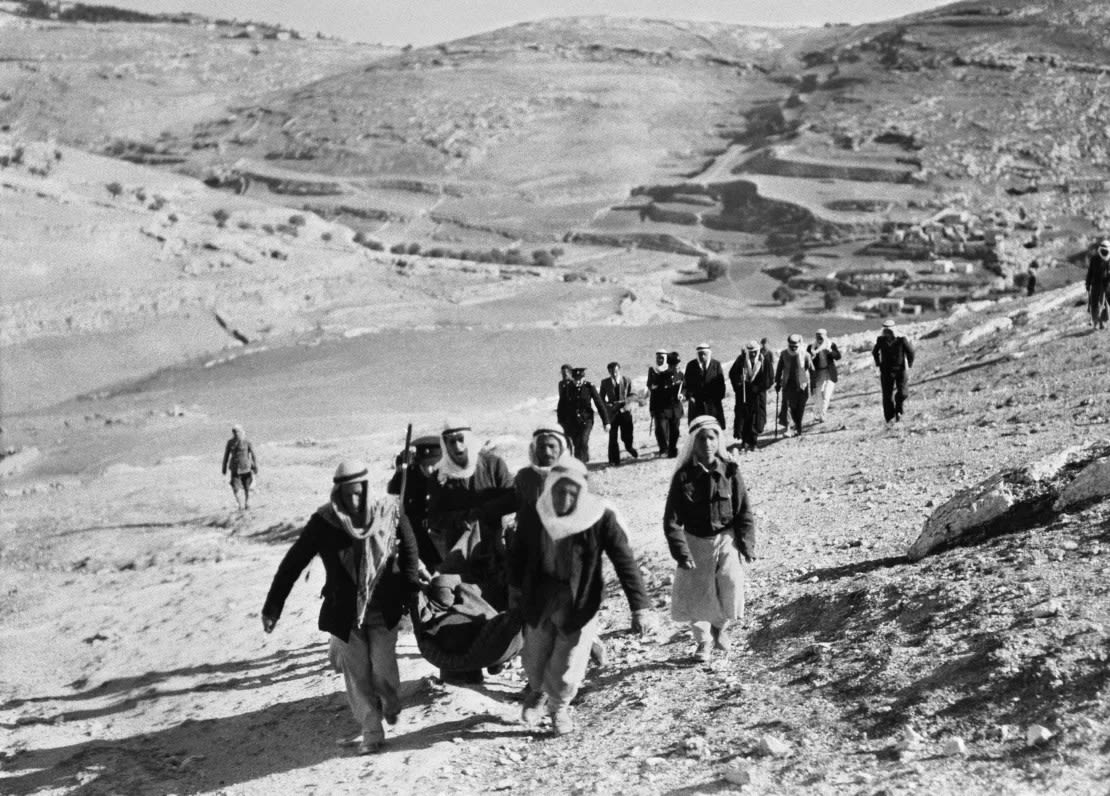 Árabes palestinos huyendo de su pueblo cerca de Jerusalén, en 1948.