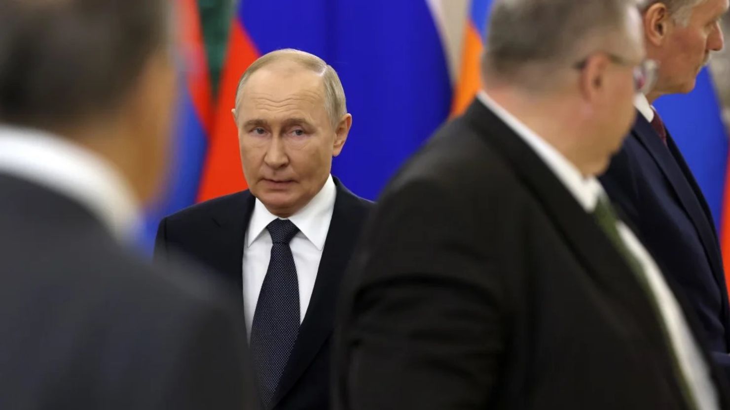 El presidente de Rusia, Vladimir Putin, ingresa al salón del Gran Palacio del Kremlin en Moscú durante una cumbre de ex estados soviéticos el 8 de octubre.