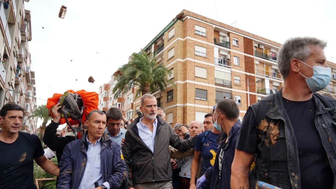 El rey Felipe es abucheado por vecinos enfadados durante su visita a la Comunidad Valenciana este domingo.