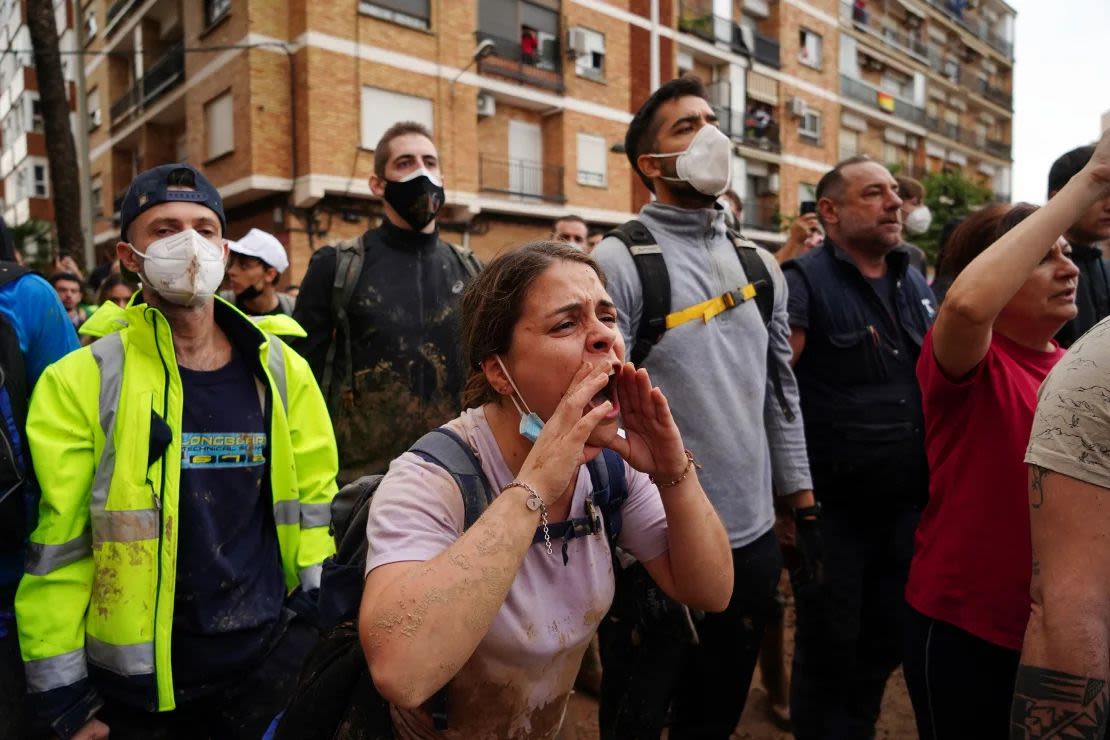 Vecinos enojados de Paiporta gritan durante la visita del monarca a la localidad.