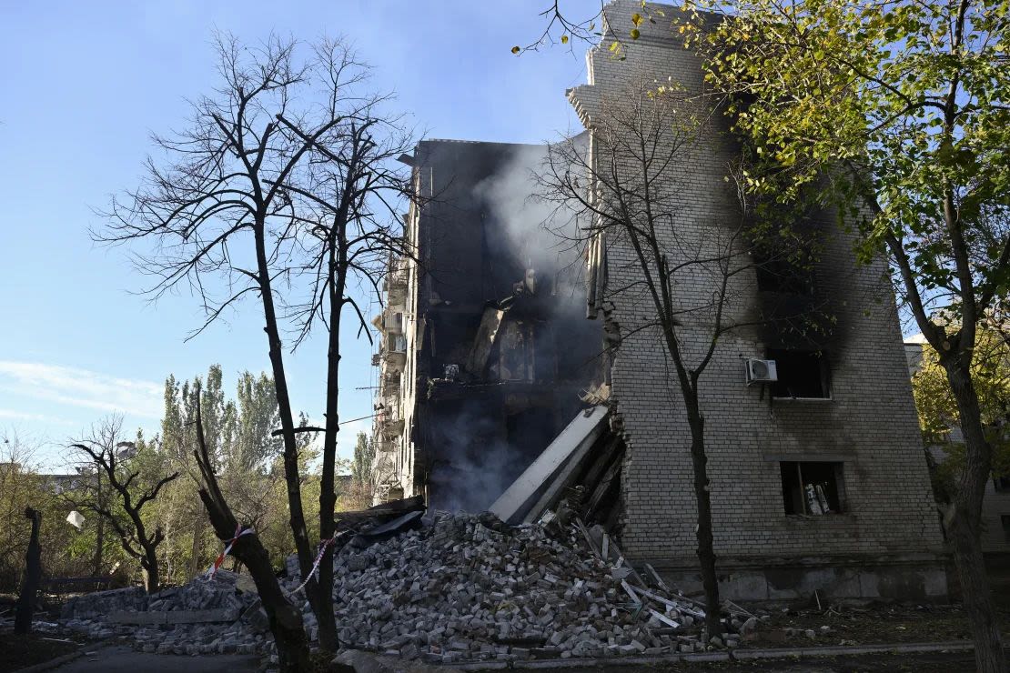 El humo se eleva de los escombros de un edificio residencial en la ciudad de Lyman, región de Donetsk, el 24 de octubre.