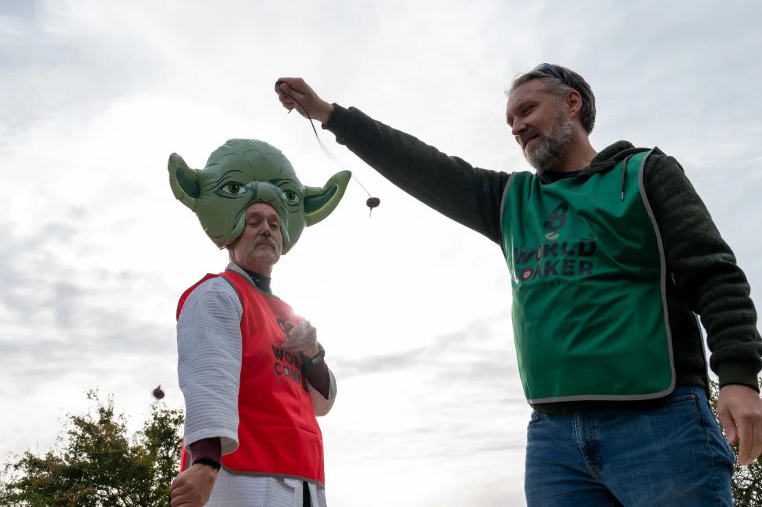 Un hombre con una cabeza inflable de Yoda compite durante el torneo.