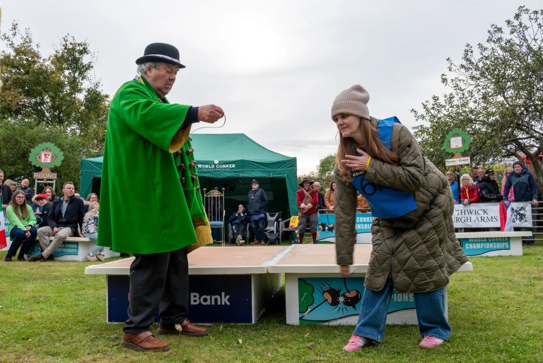 Kelci Banschbach lanza un golpe al conker de David Jakins durante la final general.