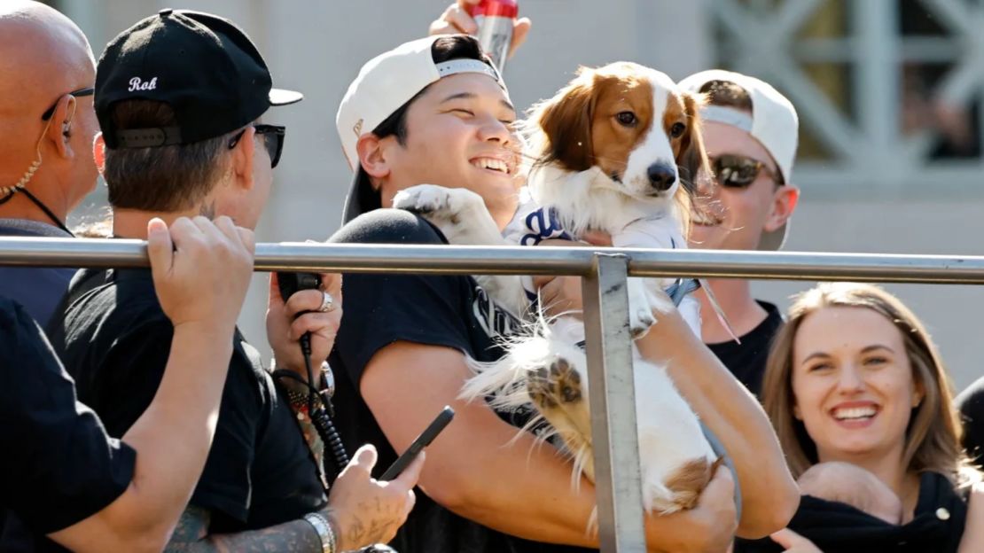 Shohei Ohtani celebra en el autobús con su perro Decoy durante el desfile de la victoria de los Dodgers.