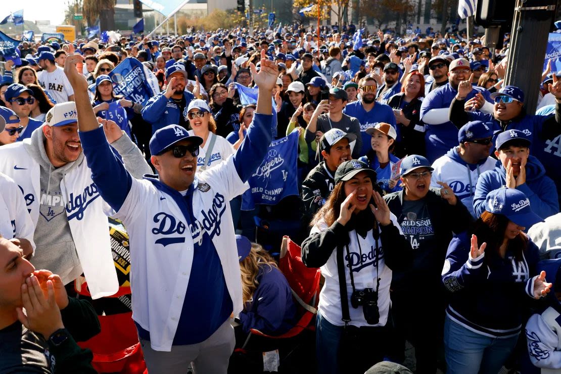 Cientos de miles de aficionados de los Dodgers celebraron la victoria de su equipo en la Serie Mundial.