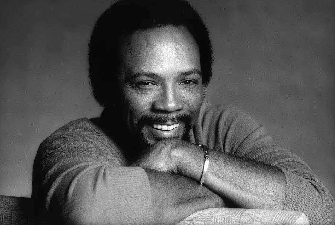 El músico, compositor y productor Quincy Jones posa para un retrato en 1981 en Los Ángeles.