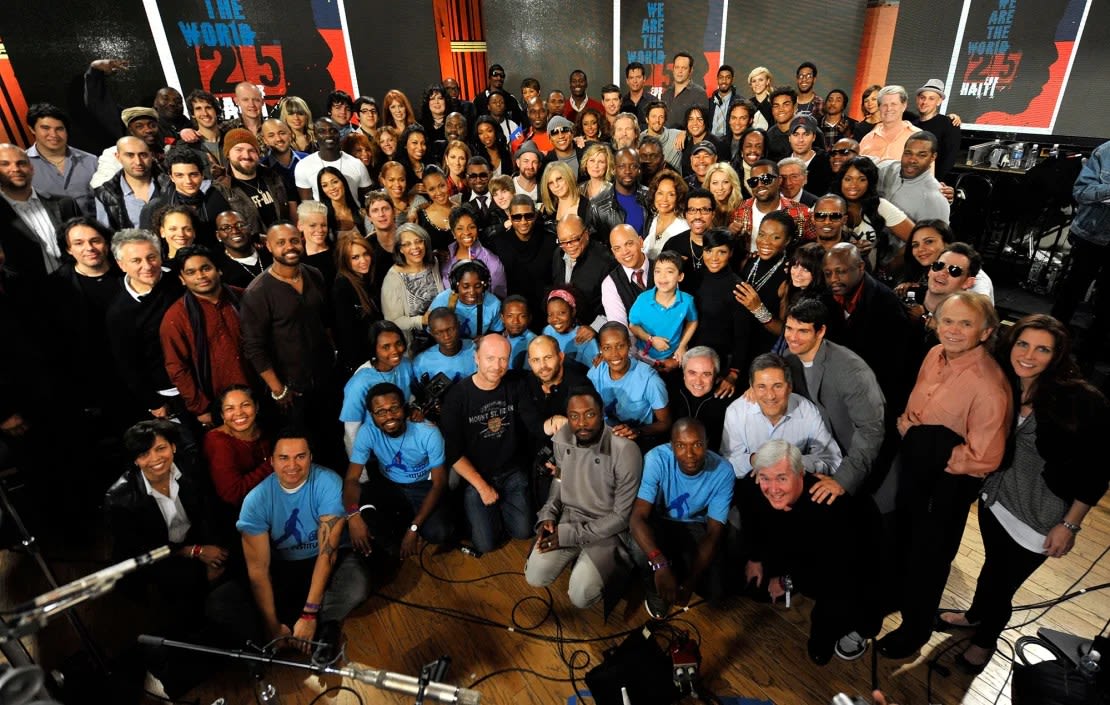 Los cantantes y productores de "We Are The World 25 Years for Haiti" posan para una foto grupal después de la sesión de grabación celebrada en Jim Henson Studios el 1 de febrero de 2010 en Hollywood, California.