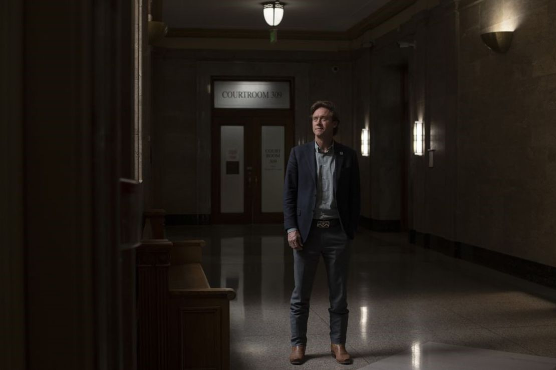 El alcalde de Denver, Mike Johnston, posa para un retrato en el edificio de la ciudad y el condado de Denver. Crédito: Rachel Woolf para CNN