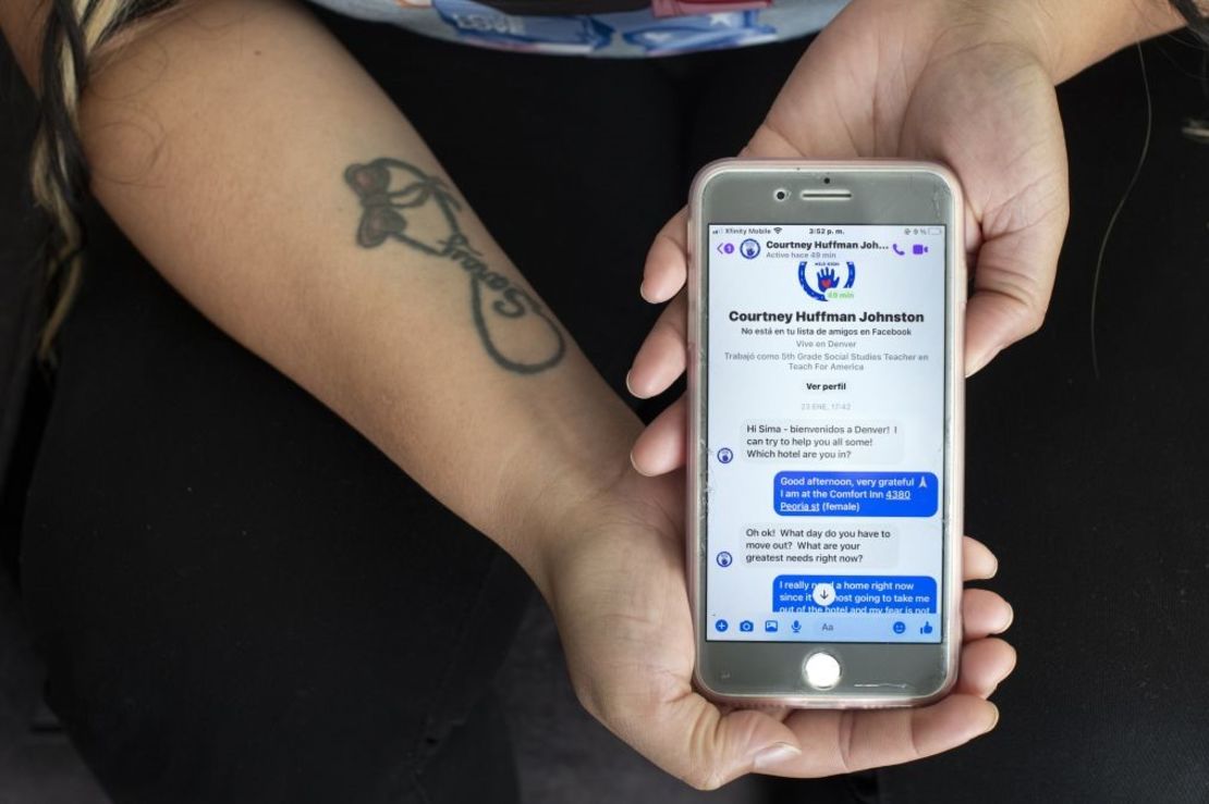 Simaray Sanzo aún conserva el mensaje que recibió tras compartir por primera vez un mensaje en busca de ayuda en un grupo de Facebook de un barrio de Denver en enero. Crédito: Rachel Woolf para CNN