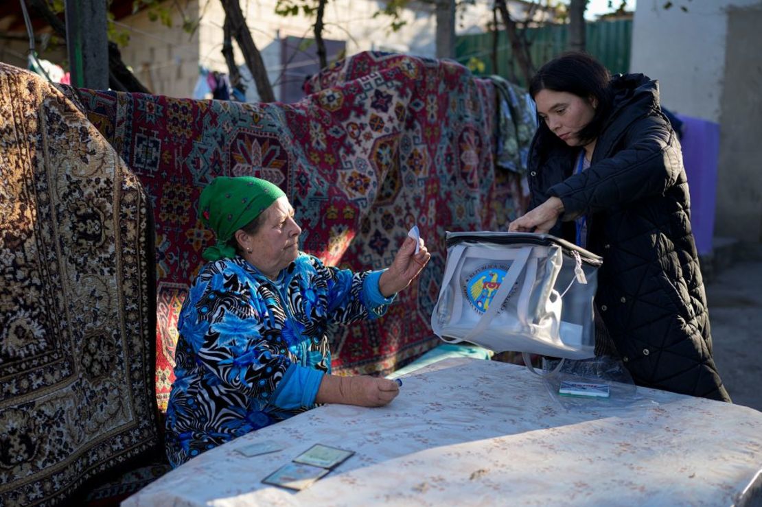 Una mujer deposita su voto en una urna móvil en Ciopleni, Moldova, el domingo. Crédito: Vadim Ghirda/AP