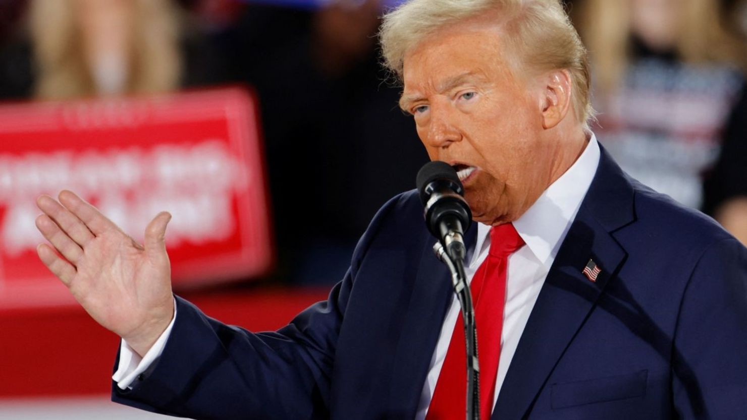 El expresidente Donald Trump habla durante un mitin en Raleigh, Carolina del Norte, el 4 de noviembre de 2024.
Crédito: Jonathan Drake/Reuters