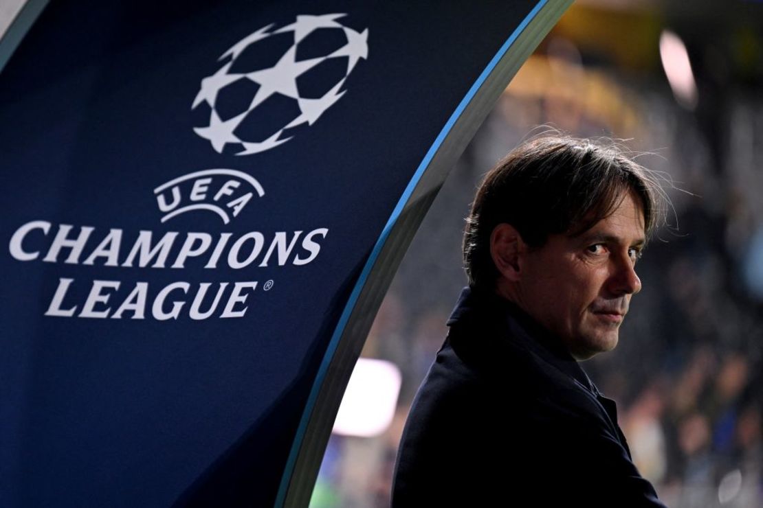 El entrenador italiano del Inter de Milán, Simone Inzaghi, observa mientras espera el inicio del partido de fútbol de la jornada 3 de la fase de liga de la UEFA Champions League entre Young Boys y el Inter de Milán en el Estadio Wankdorf en Berna el 23 de octubre de 2024. Crédito: FABRICE COFFRINI/AFP vía Getty Images