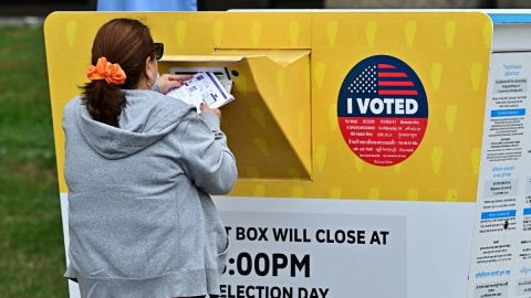 Las personas entregan sus boletas en el Registro del Condado de Los Ángeles el 28 de octubre de 2024, en Norwalk, California, dos días después de que comenzara la votación anticipada en el Condado de Los Ángeles.  Crédito: FREDERIC J. BROWN/AFP/Getty Images