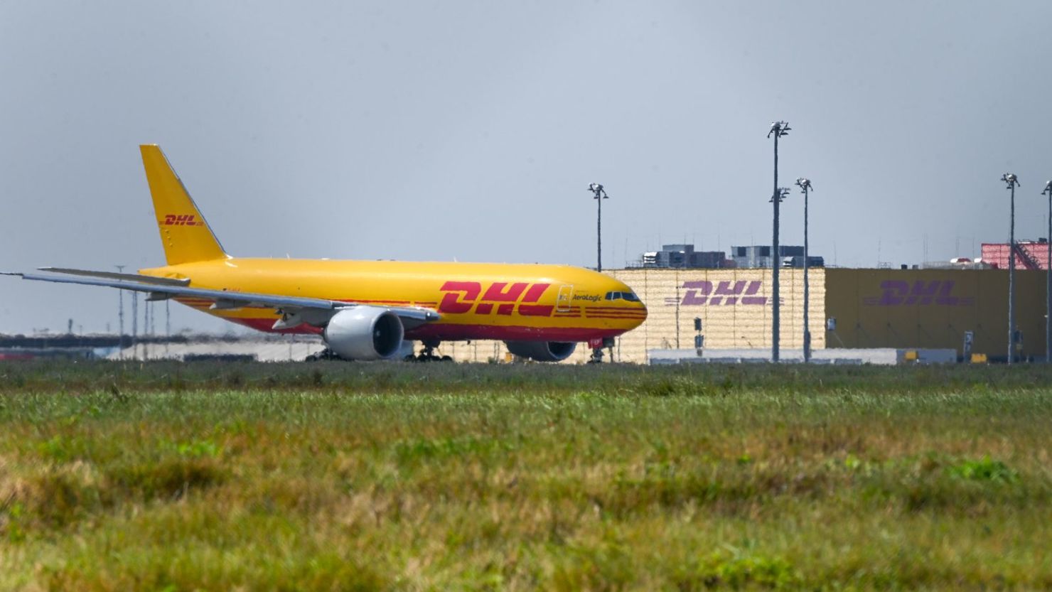 Un avión de DHL frente al centro de operaciones aéreo de DHL en Leipzig, Alemania.