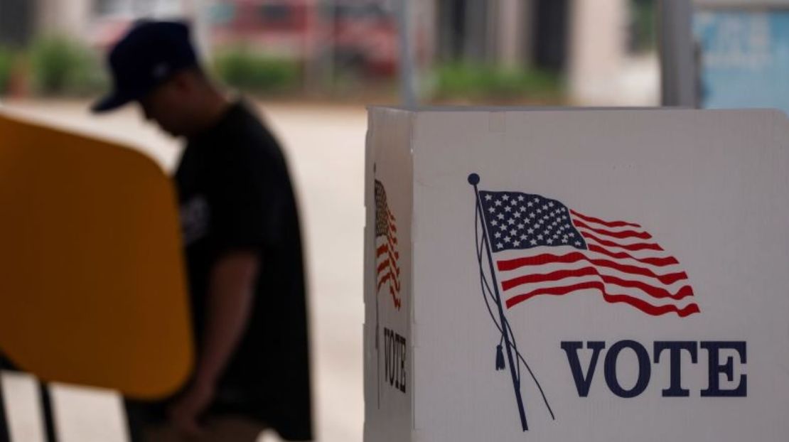 Una persona emite su voto durante el proceso de votación anticipada en una estación de votación antes de las próximas elecciones presidenciales de EE. UU. de 2024, el 27 de octubre de 2024 en Los Ángeles, California.