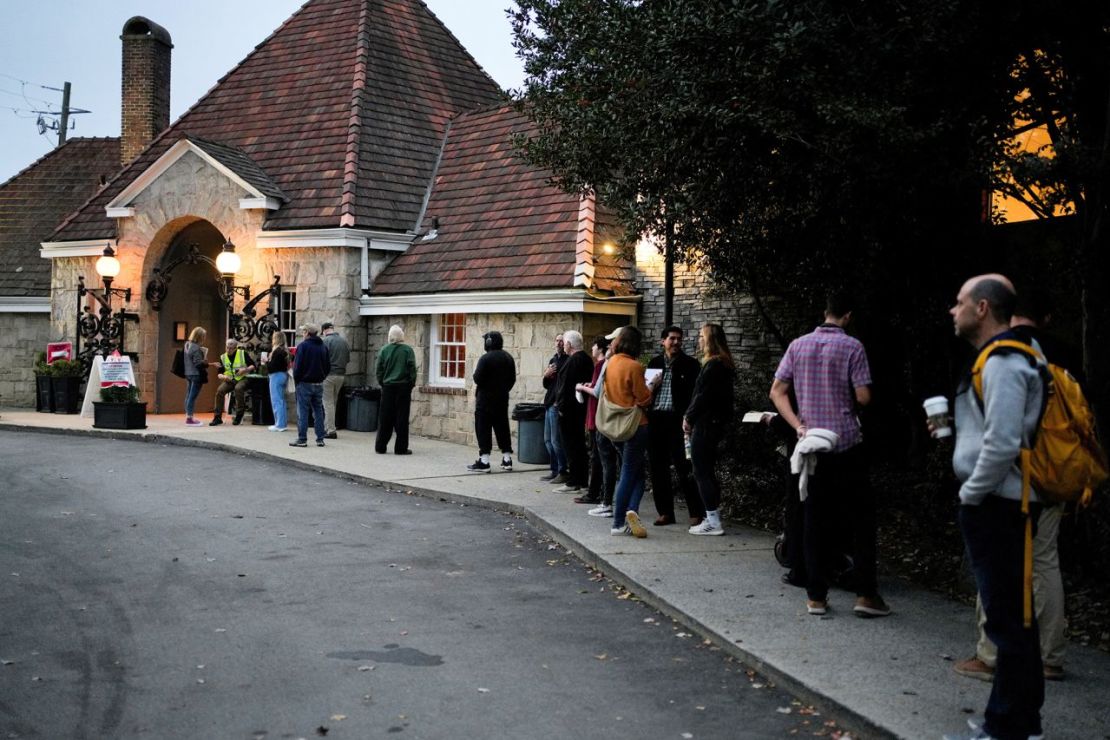 La gente hace cola para votar en las elecciones presidenciales de Estados Unidos de 2024 en Park Tavern en Atlanta, Georgia, el 5 de noviembre.