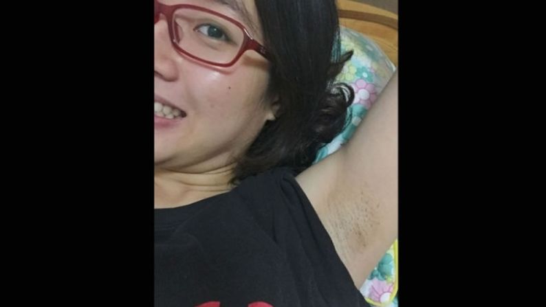 Zheng Chura, una feminista que fue arrestada en marzo, dijo que ha rasurado el vello de sus axilas pero ya no piensa hacerlo y mostró su crecimiento.
