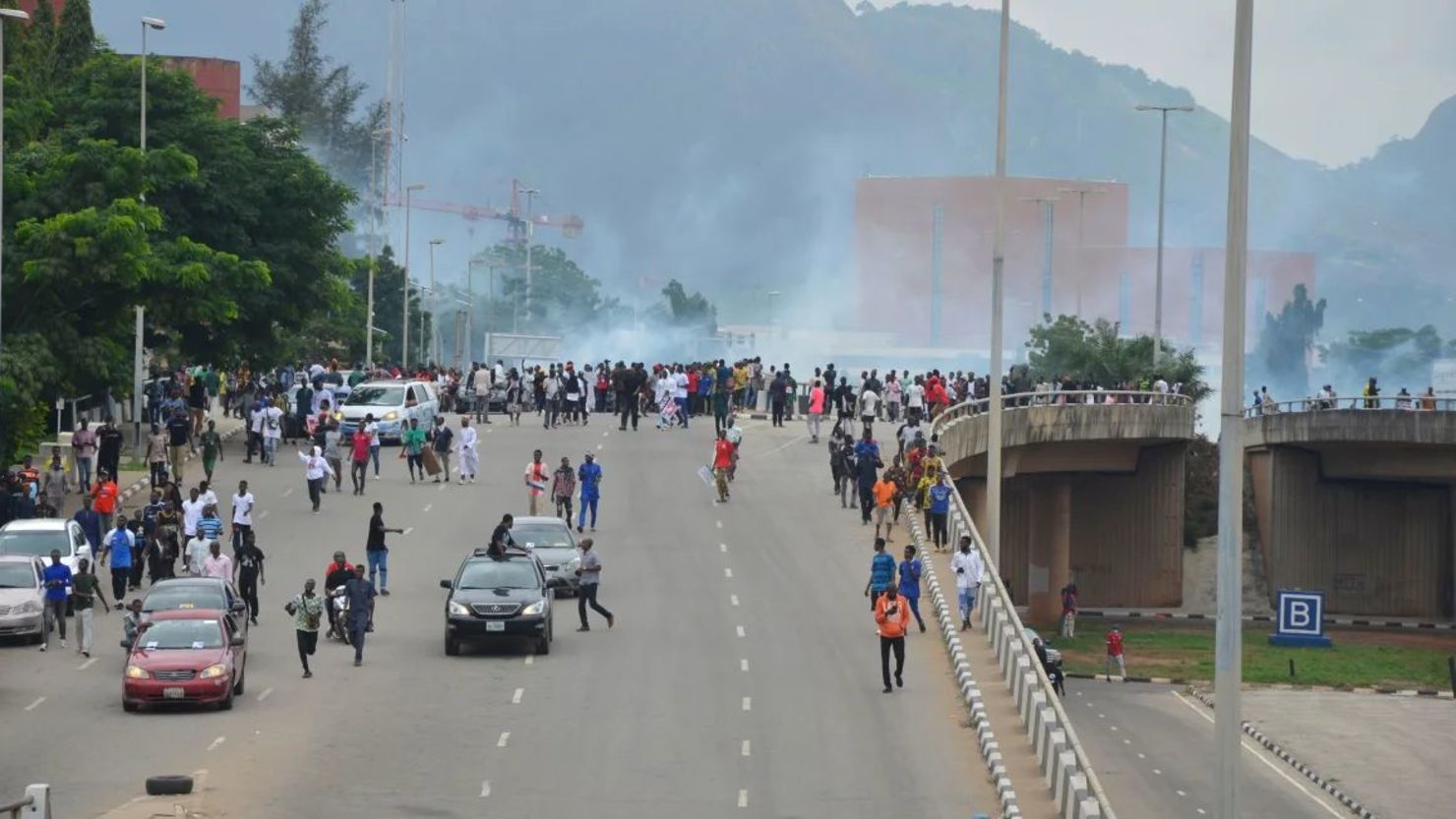 La policía dispara gases lacrimógenos durante una protesta en la capital nigeriana de Abuja, en agosto de 2024. Crédito: Olamikan Gbemiga/AP/Archivo.