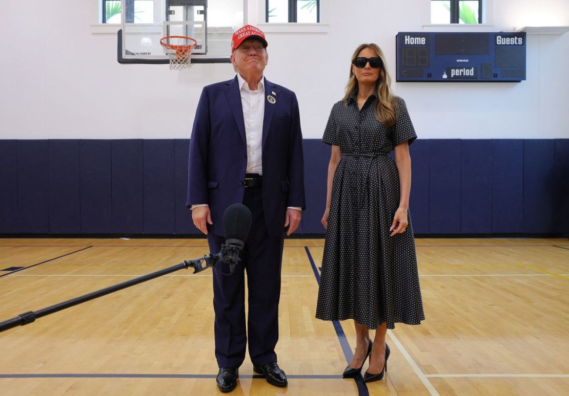 El candidato presidencial republicano y expresidente de EE.UU. Donald Trump, acompañado por la ex primera dama estadounidense Melania Trump, en el día de las elecciones en Palm Beach, Florida.