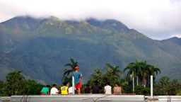 Rafael se fortaleció y se convirtió en huracán este martes por la noche mientras azotaba el Caribe occidental con fuertes vientos y lluvias intensas. Se espera que continúe fortaleciéndose antes de tocar tierra en Cuba el miércoles.