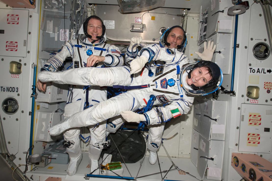 Terry Virts, comandante de la Expedición 43 en la Estación Espacial Internacional; y los astronautas Anton Shkaplerov y Samantha Cristoforetti, en una foto tomada el 6 de mayo de 2015, preparando su viaje de regreso a la Tierra.