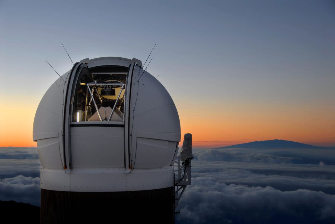 El telescopio Panoramic Survey Telescope and Rapid Response System, o Pan-STARRS, observatorio situado en Hawai, permitió a los investigadores analizar el 78% del cielo donde posiblemente podría estar el Planeta Nueve. Pero hasta ahora, los intentos de los científicos de observar directamente el teorizado planeta han resultado vanos. Crédito: NASA