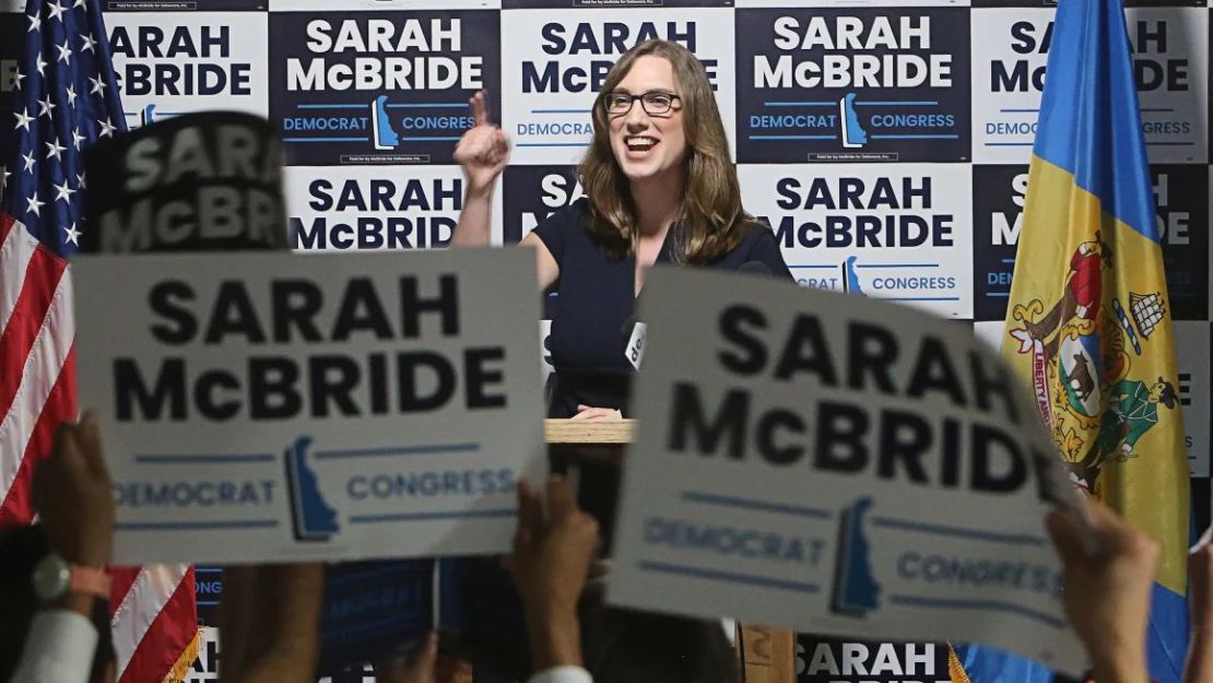 Sarah McBride habla con sus seguidores después de ganar las primarias demócratas para la Cámara de Representantes de Estados Unidos el 10 de septiembre de 2024. Damian Giletto/Delaware News Journal/USA Today Network/Imagn Images