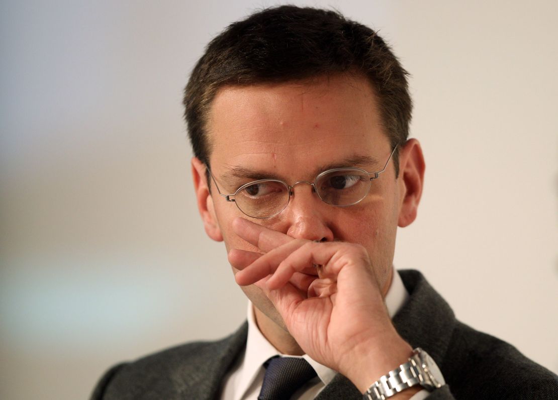 James Murdoch renunció a su cargo como presiente de BSkyB en abril de 2012 tras un escándalo en el que fue acusado de haber intervenido ilegalmente los buzones de voz de los teléfonos celulares de unas 800 celebridades británicas para tratar de obtener historias que vendieran periódicos.