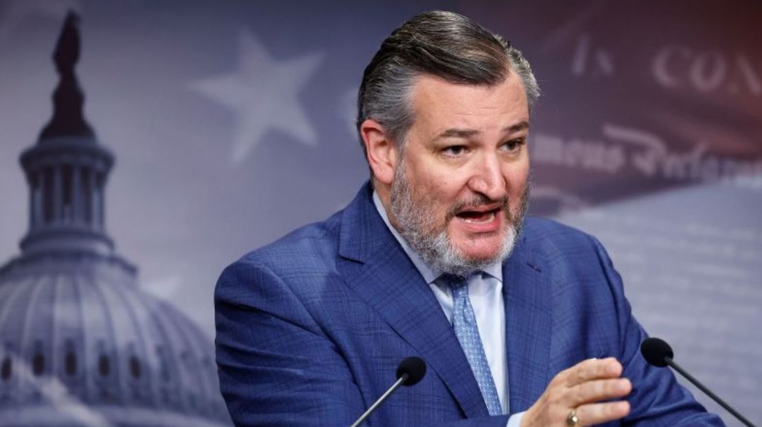 El senador Ted Cruz habla durante una conferencia de prensa con compañeros senadores republicanos en el Capitolio de EE.UU. el 9 de mayo, en la ciudad de Washington.