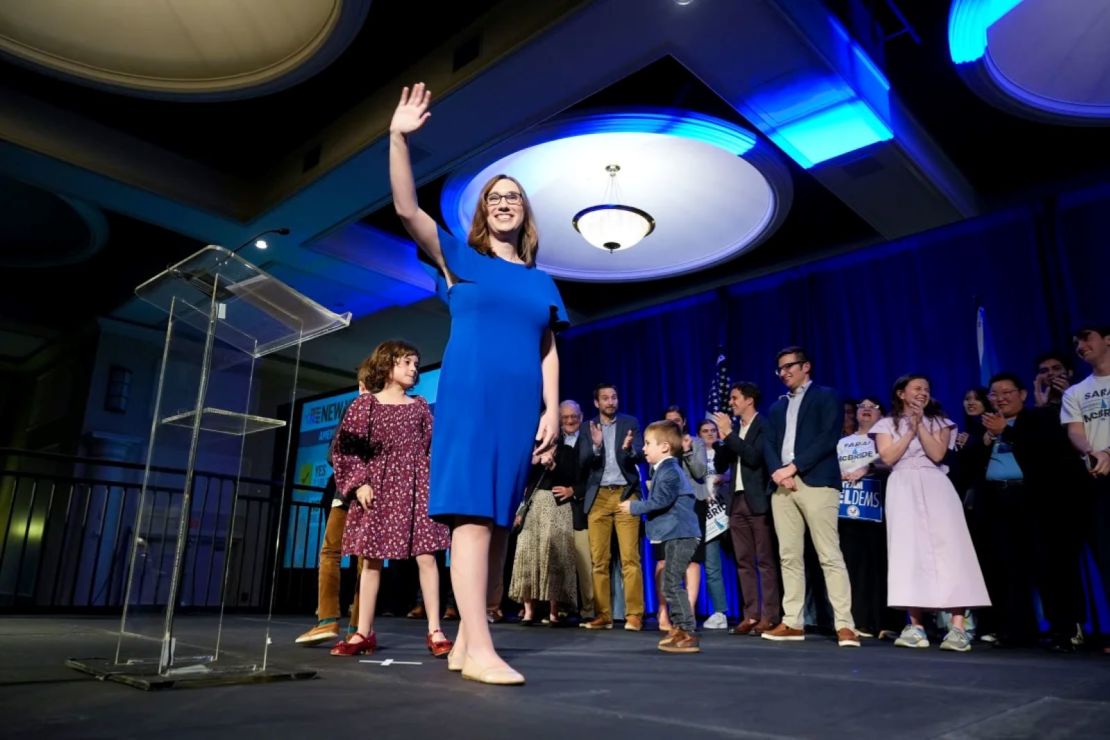 Sarah McBride, la candidata demócrata para el distrito general de Delaware, saluda a sus seguidores durante una fiesta de observación electoral en Wilmington el 5 de noviembre de 2024.